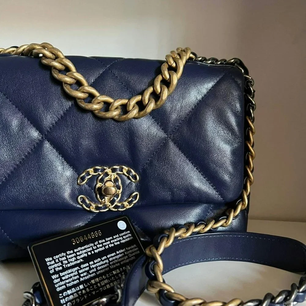 Chanel 19 small lambskin bag - Picture 8 of 8